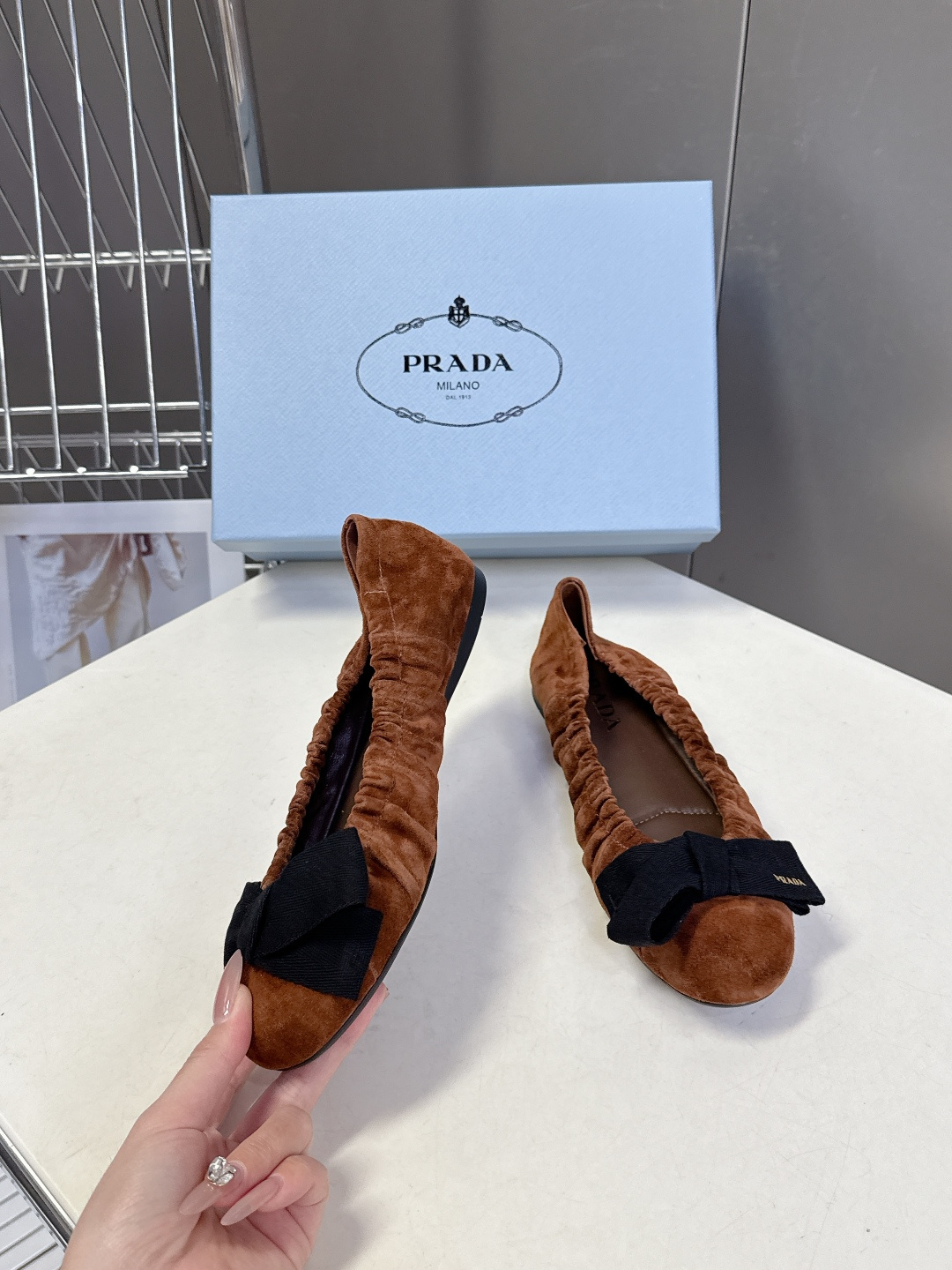 PRADA普拉达2026春夏褶皱蝴蝶结 跳舞鞋 芭蕾舞鞋 超多明星网红种草 简约的设计圆头轮廓 蝴蝶结点