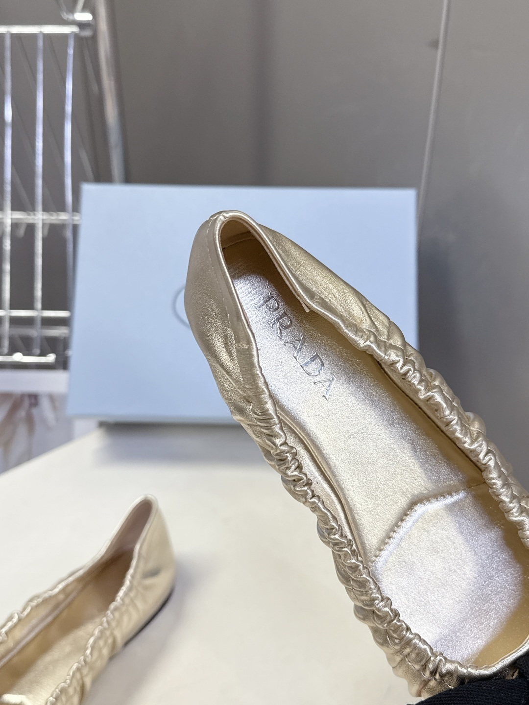 PRADA普拉达2026春夏褶皱蝴蝶结 跳舞鞋 芭蕾舞鞋 超多明星网红种草 简约的设计圆头轮廓 蝴蝶结点