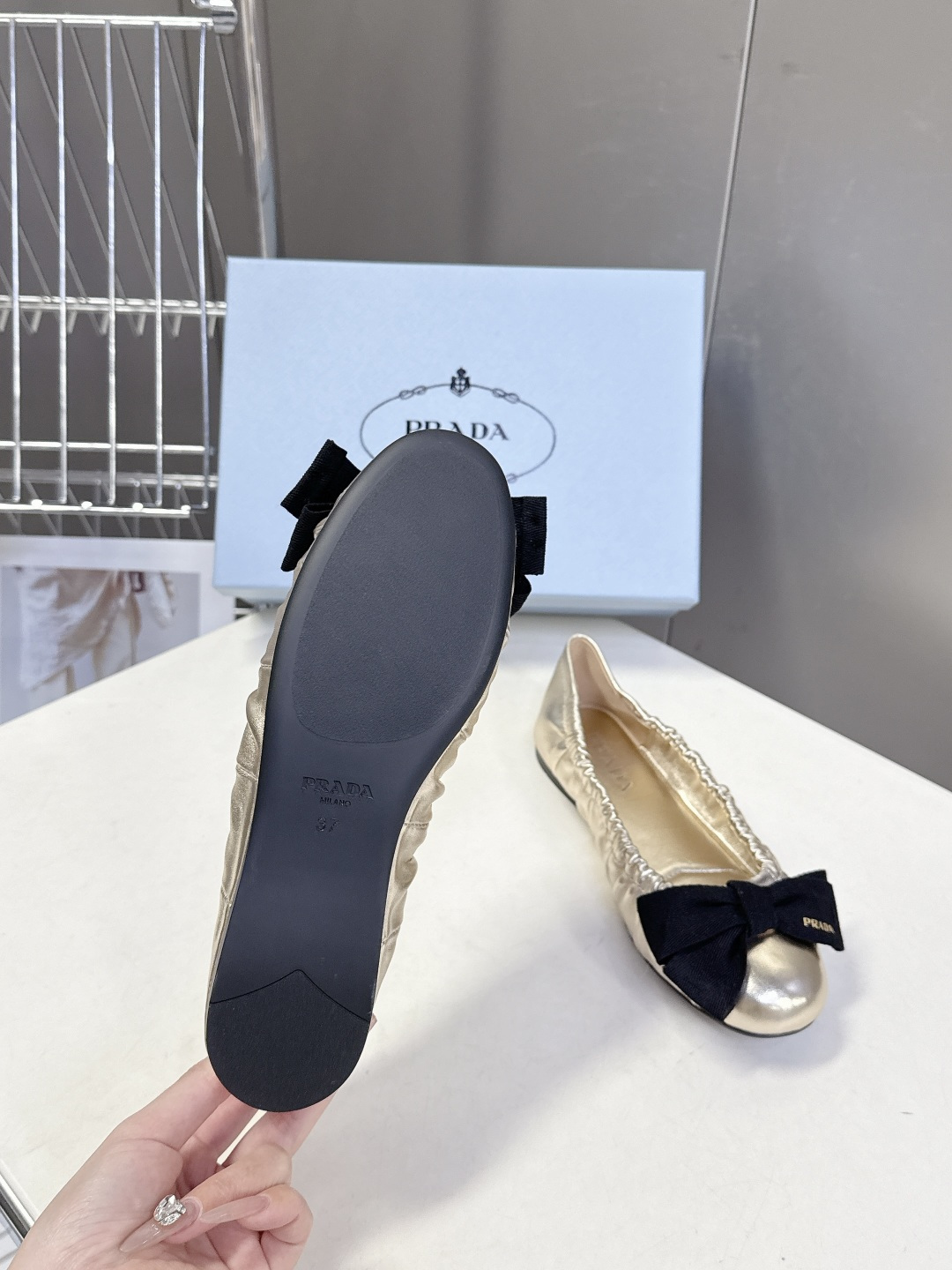 PRADA普拉达2026春夏褶皱蝴蝶结 跳舞鞋 芭蕾舞鞋 超多明星网红种草 简约的设计圆头轮廓 蝴蝶结点