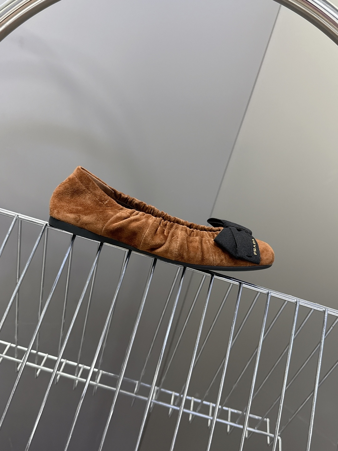 PRADA普拉达2026春夏褶皱蝴蝶结 跳舞鞋 芭蕾舞鞋 超多明星网红种草 简约的设计圆头轮廓 蝴蝶结点