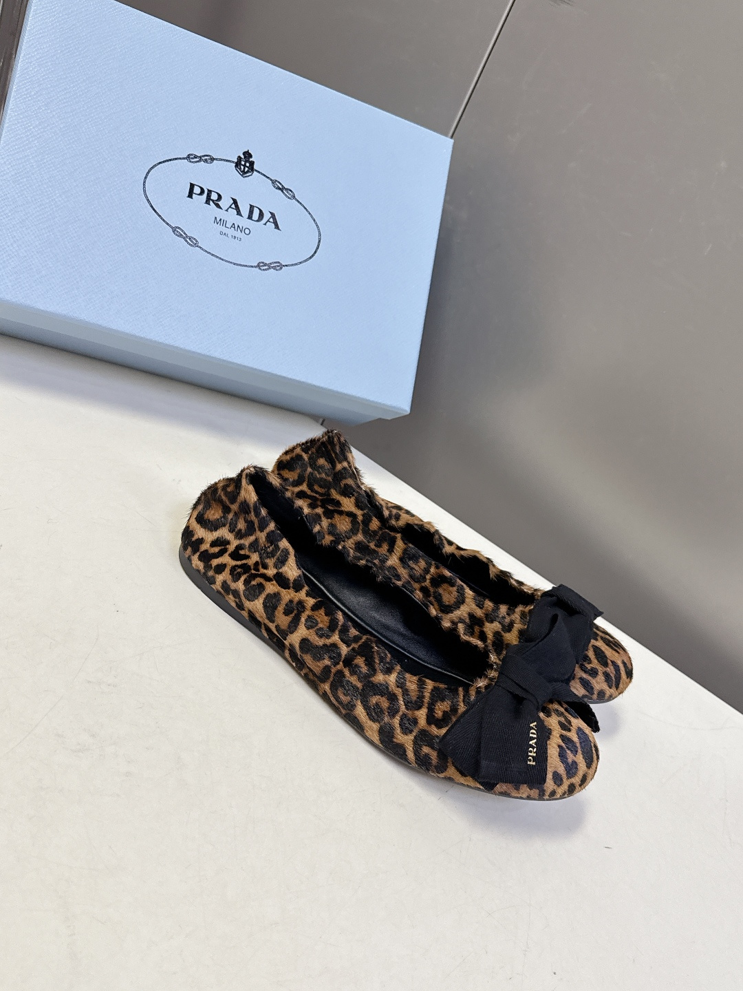 PRADA普拉达2026春夏褶皱蝴蝶结 跳舞鞋 芭蕾舞鞋 超多明星网红种草 简约的设计圆头轮廓 蝴蝶结点