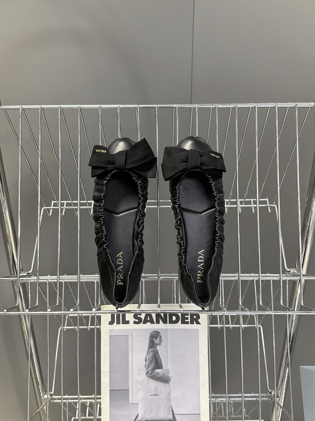 PRADA普拉达2026春夏褶皱蝴蝶结 跳舞鞋 芭蕾舞鞋 超多明星网红种草 简约的设计圆头轮廓 蝴蝶结点