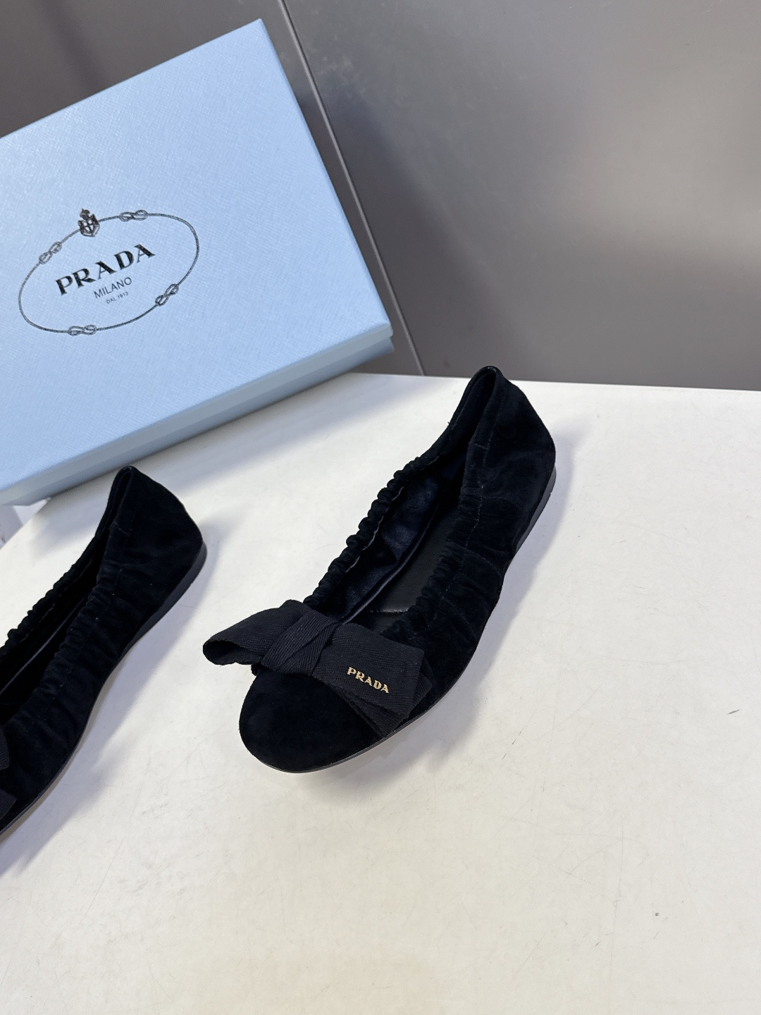 PRADA普拉达2026春夏褶皱蝴蝶结 跳舞鞋 芭蕾舞鞋 超多明星网红种草 简约的设计圆头轮廓 蝴蝶结点