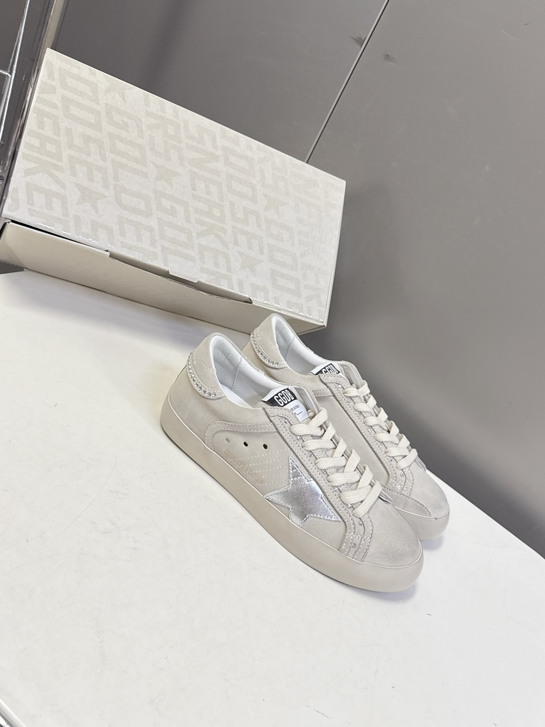 Golden Goose最新款GGDB休闲鞋 德训鞋 超多明星网红种草 就是这么百搭 当下最流行的设计 