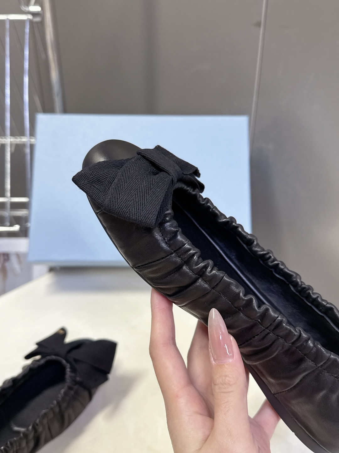 PRADA普拉达2026春夏褶皱蝴蝶结 跳舞鞋 芭蕾舞鞋 超多明星网红种草 简约的设计圆头轮廓 蝴蝶结点