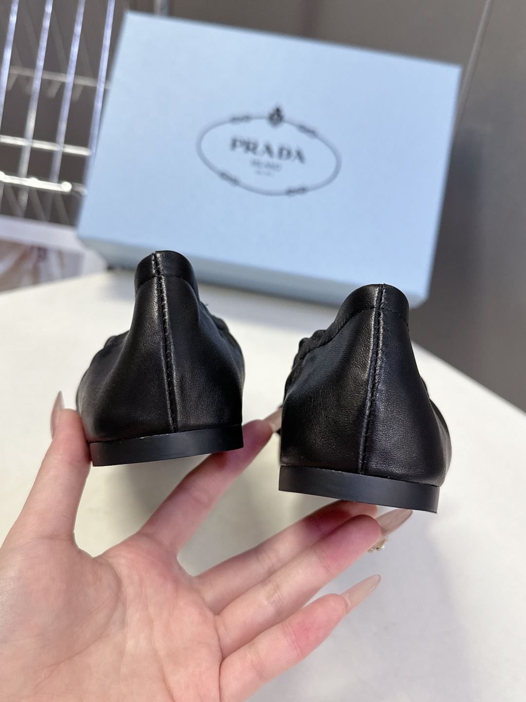 PRADA普拉达2026春夏褶皱蝴蝶结 跳舞鞋 芭蕾舞鞋 超多明星网红种草 简约的设计圆头轮廓 蝴蝶结点