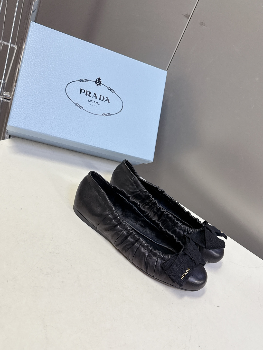 PRADA普拉达2026春夏褶皱蝴蝶结 跳舞鞋 芭蕾舞鞋 超多明星网红种草 简约的设计圆头轮廓 蝴蝶结点