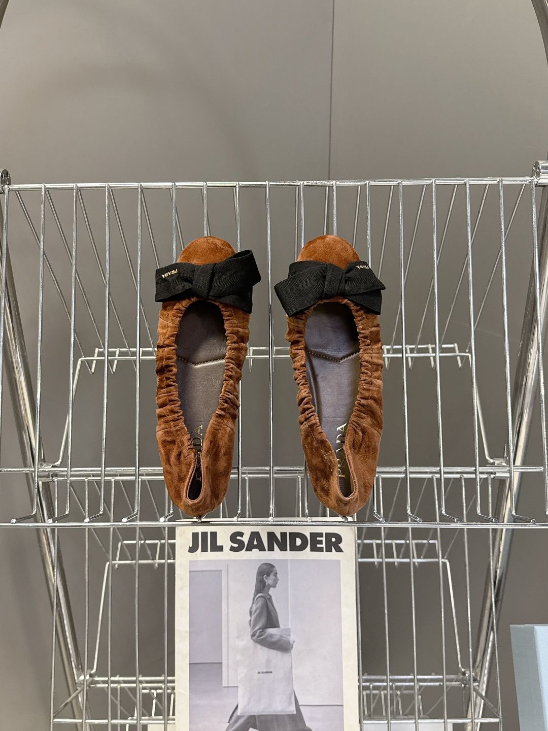 PRADA普拉达2026春夏褶皱蝴蝶结 跳舞鞋 芭蕾舞鞋 超多明星网红种草 简约的设计圆头轮廓 蝴蝶结点