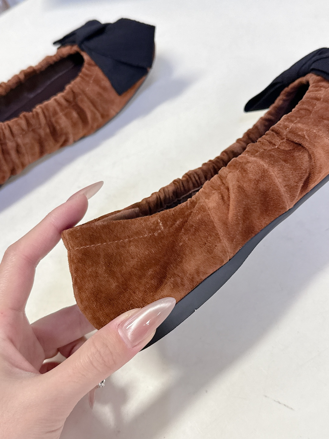 PRADA普拉达2026春夏褶皱蝴蝶结 跳舞鞋 芭蕾舞鞋 超多明星网红种草 简约的设计圆头轮廓 蝴蝶结点