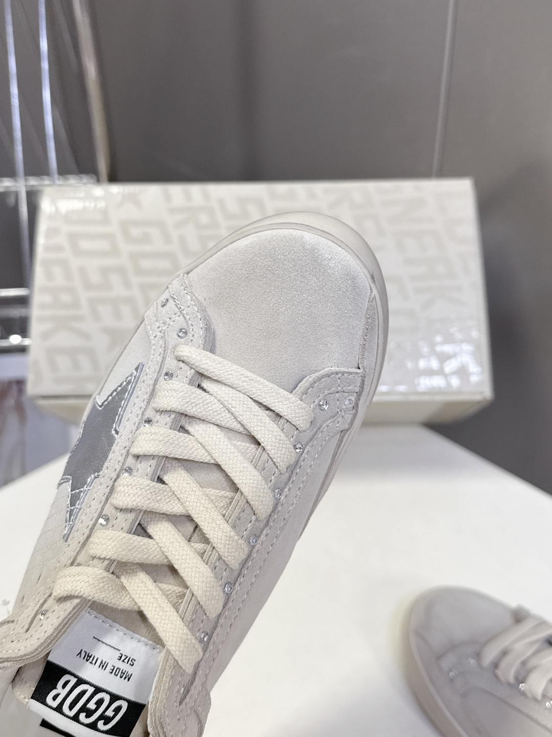 Golden Goose最新款GGDB休闲鞋 德训鞋 超多明星网红种草 就是这么百搭 当下最流行的设计 