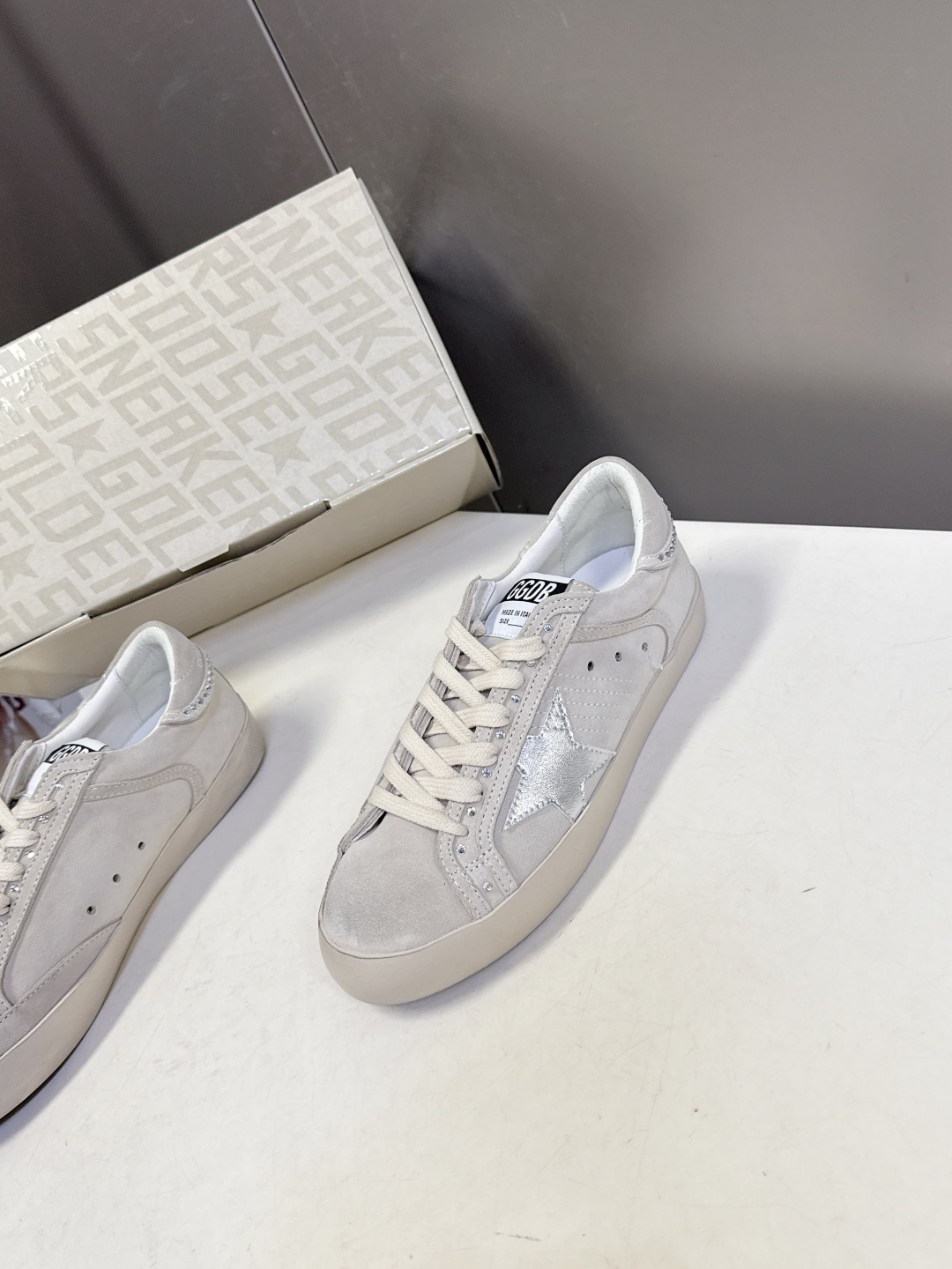 Golden Goose最新款GGDB休闲鞋 德训鞋 超多明星网红种草 就是这么百搭 当下最流行的设计 