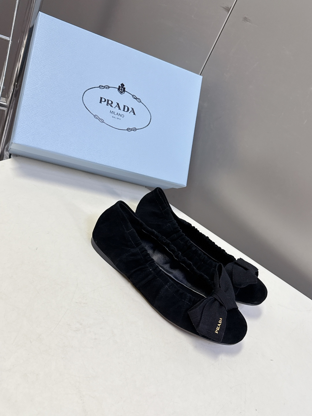 PRADA普拉达2026春夏褶皱蝴蝶结 跳舞鞋 芭蕾舞鞋 超多明星网红种草 简约的设计圆头轮廓 蝴蝶结点