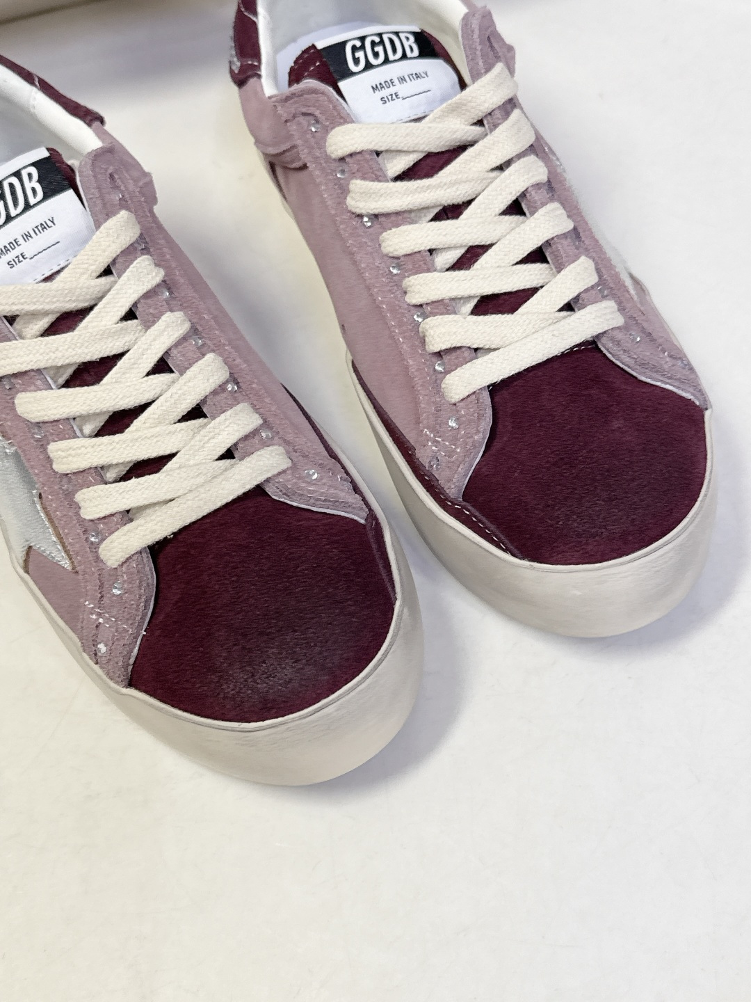 Golden Goose最新款GGDB休闲鞋 德训鞋 超多明星网红种草 就是这么百搭 当下最流行的设计 