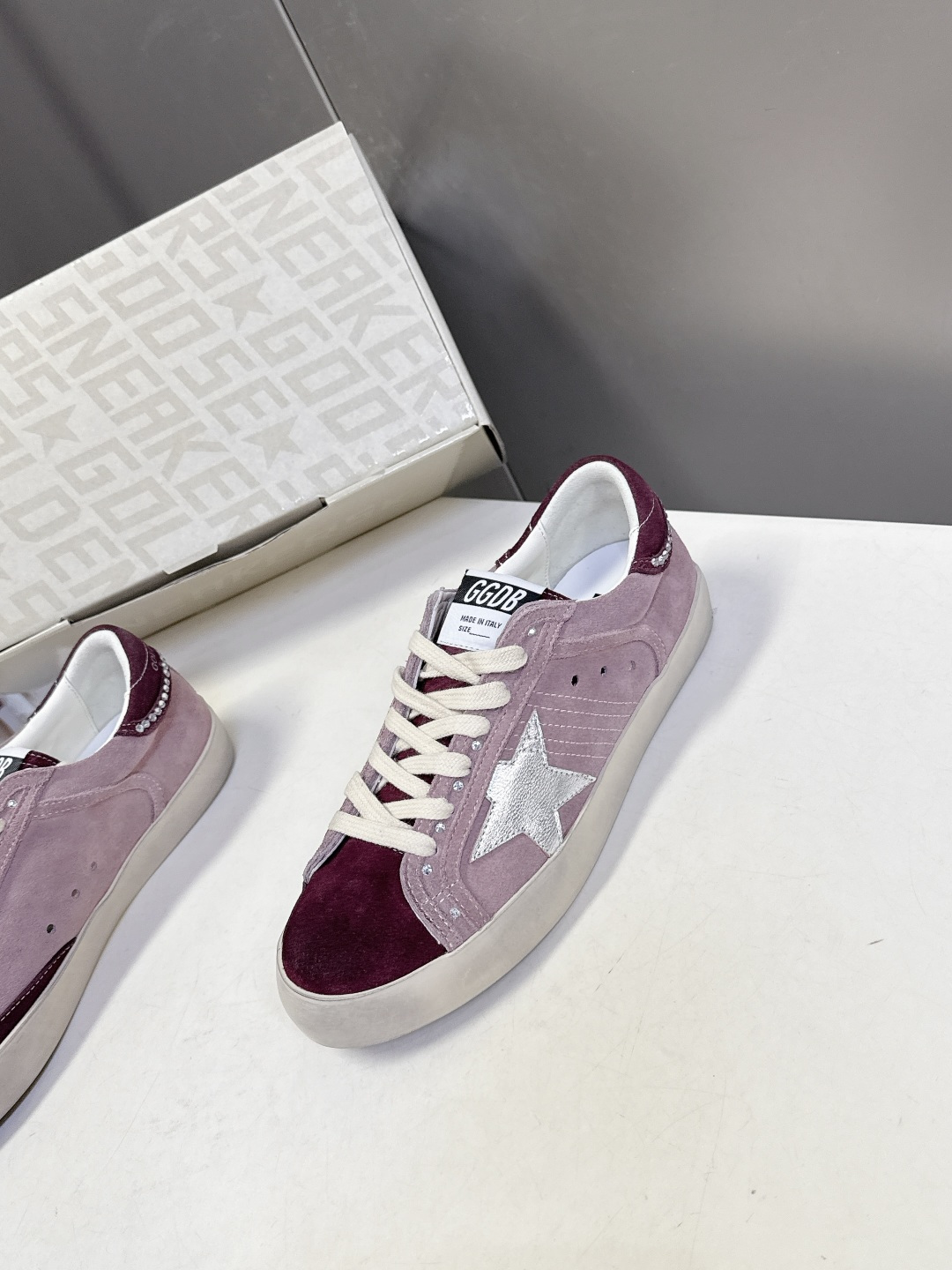 Golden Goose最新款GGDB休闲鞋 德训鞋 超多明星网红种草 就是这么百搭 当下最流行的设计 