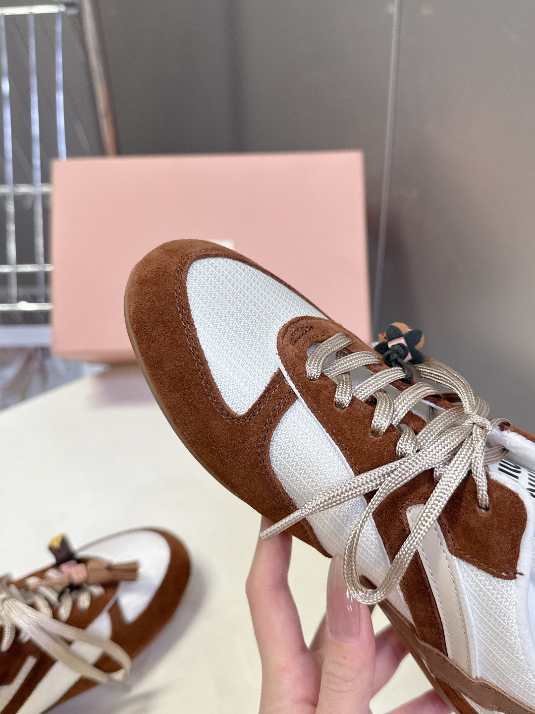 带扣子 MiuMiu缪缪最新走秀款复古休闲鞋 德训鞋官方秀场出镜率最高的单品 超多明星时尚博主种草 mi