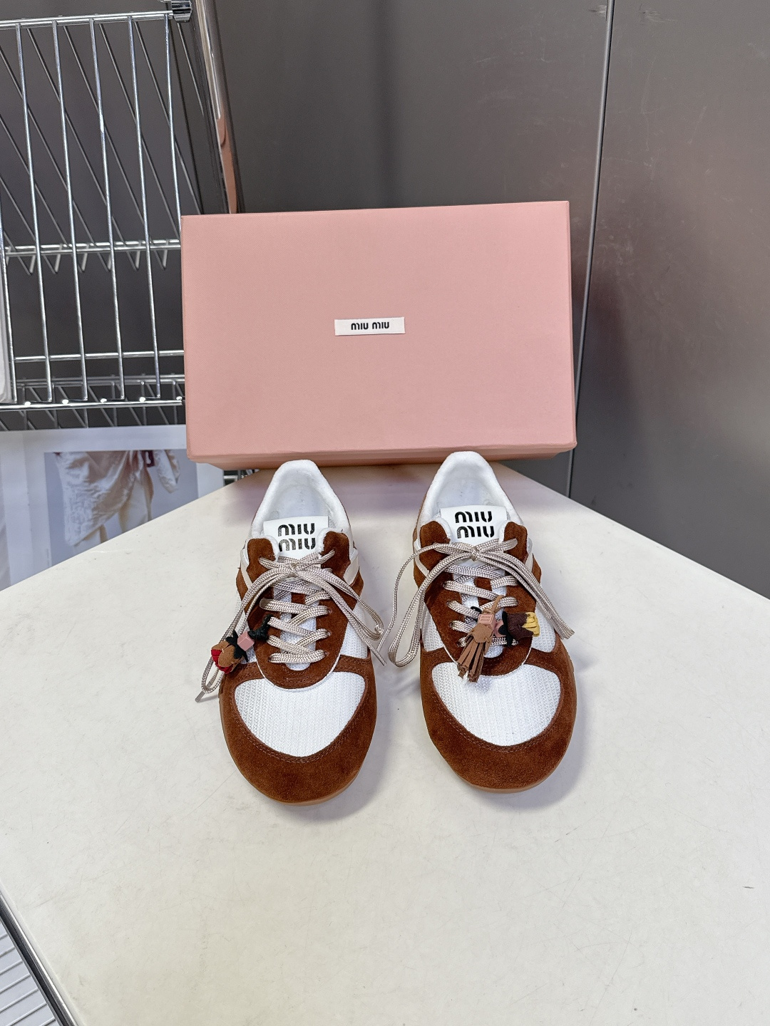 带扣子 MiuMiu缪缪最新走秀款复古休闲鞋 德训鞋官方秀场出镜率最高的单品 超多明星时尚博主种草 mi