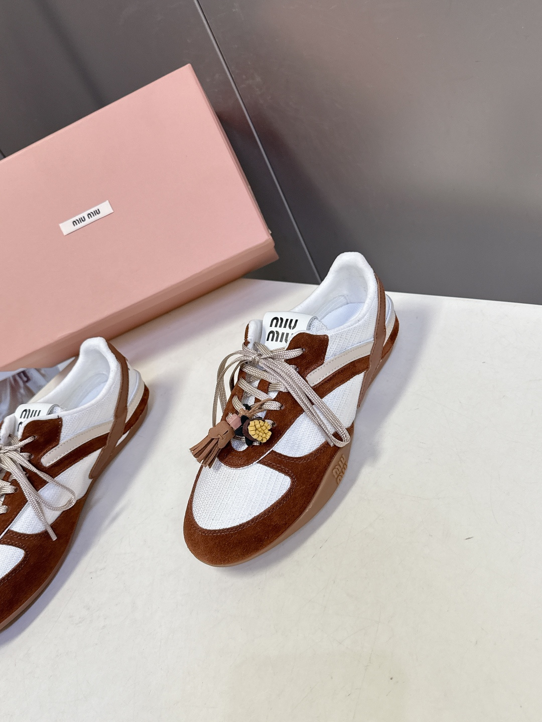 带扣子 MiuMiu缪缪最新走秀款复古休闲鞋 德训鞋官方秀场出镜率最高的单品 超多明星时尚博主种草 mi