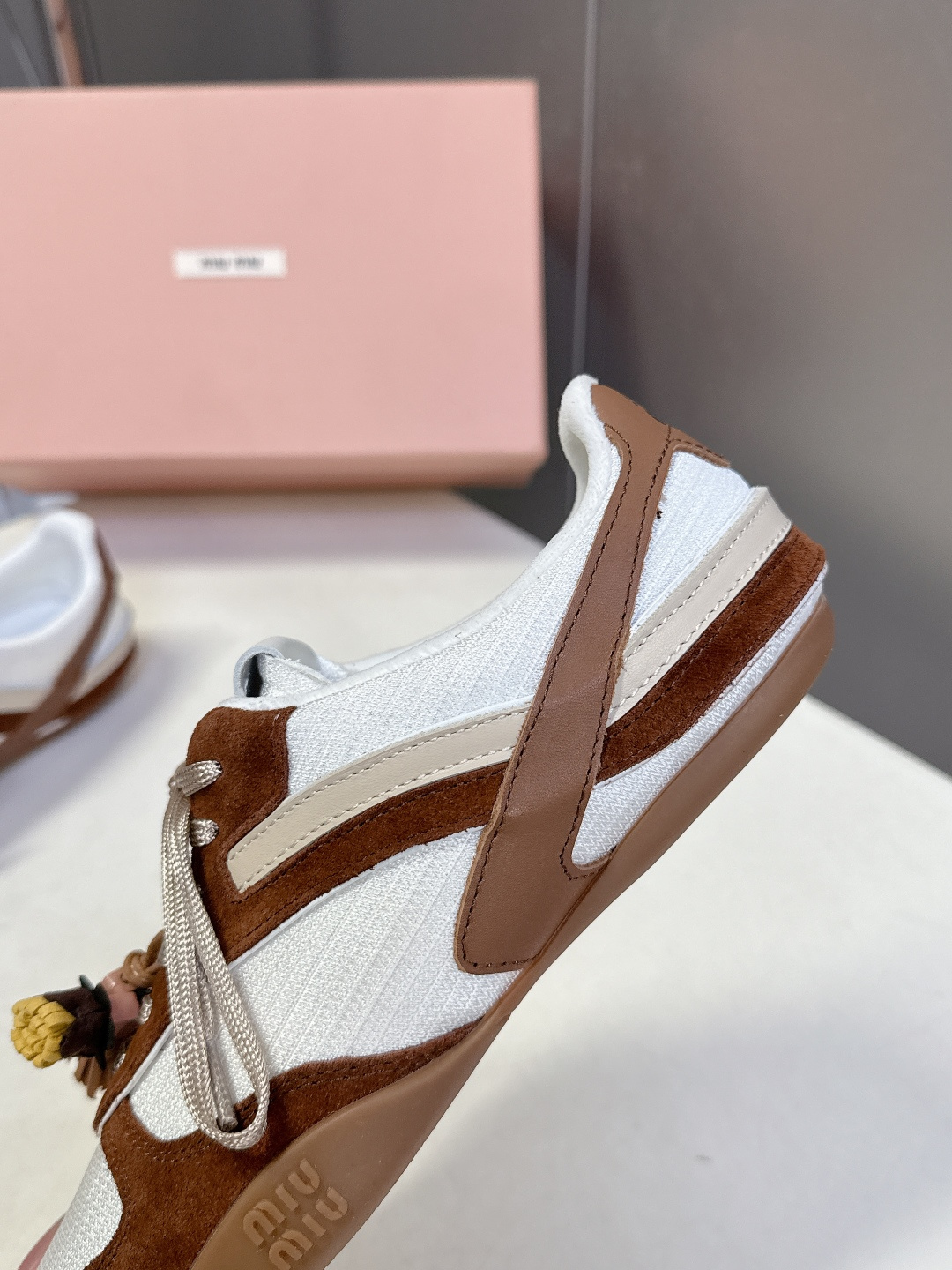 带扣子 MiuMiu缪缪最新走秀款复古休闲鞋 德训鞋官方秀场出镜率最高的单品 超多明星时尚博主种草 mi