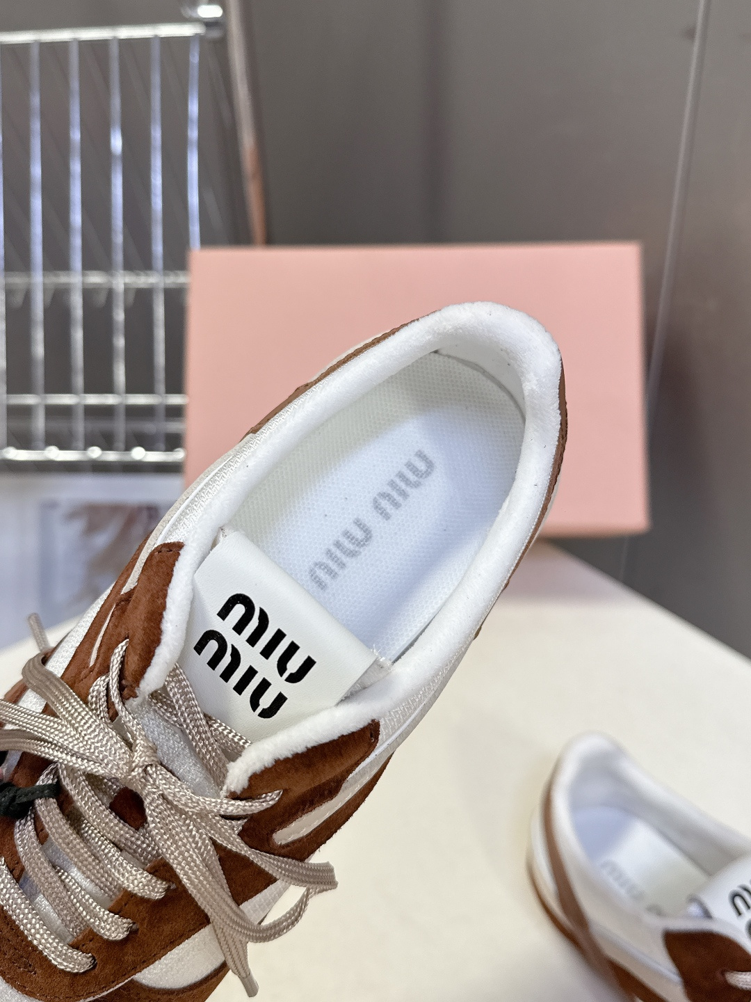 带扣子 MiuMiu缪缪最新走秀款复古休闲鞋 德训鞋官方秀场出镜率最高的单品 超多明星时尚博主种草 mi