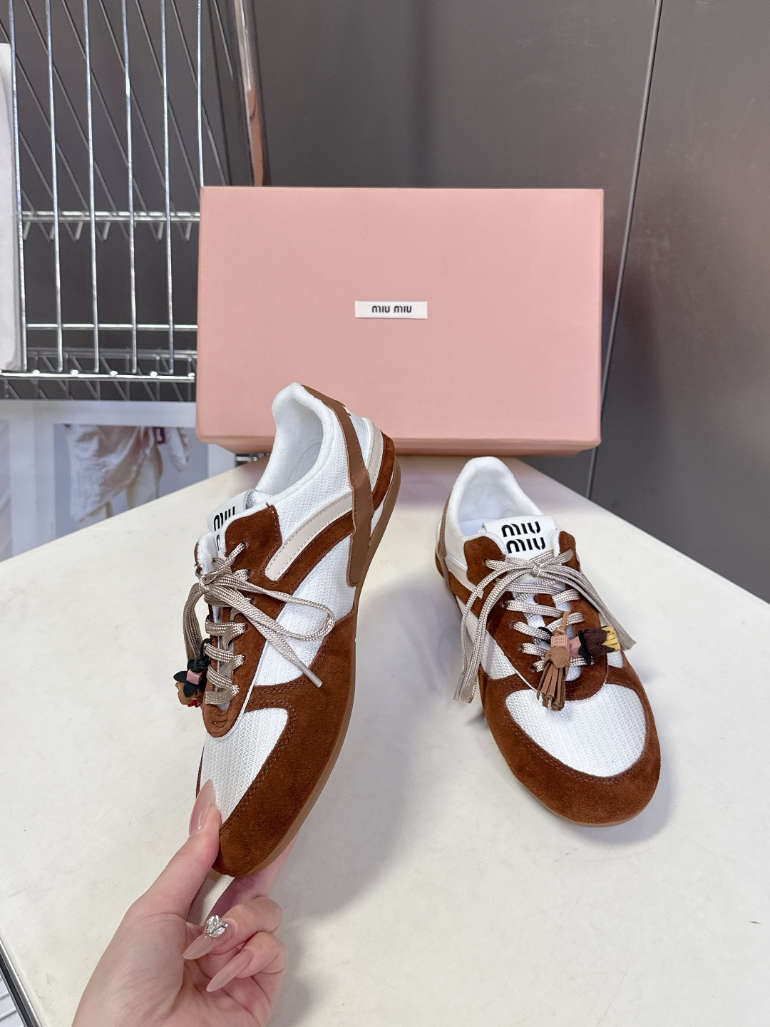 带扣子 MiuMiu缪缪最新走秀款复古休闲鞋 德训鞋官方秀场出镜率最高的单品 超多明星时尚博主种草 mi