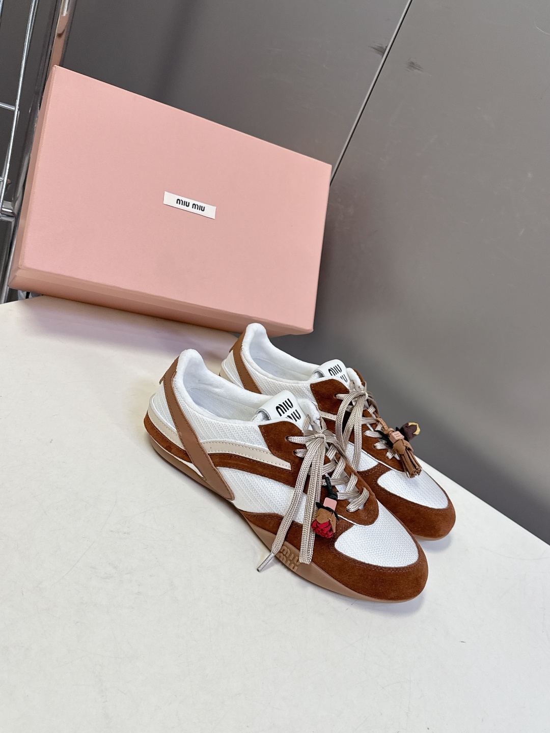 带扣子 MiuMiu缪缪最新走秀款复古休闲鞋 德训鞋官方秀场出镜率最高的单品 超多明星时尚博主种草 mi