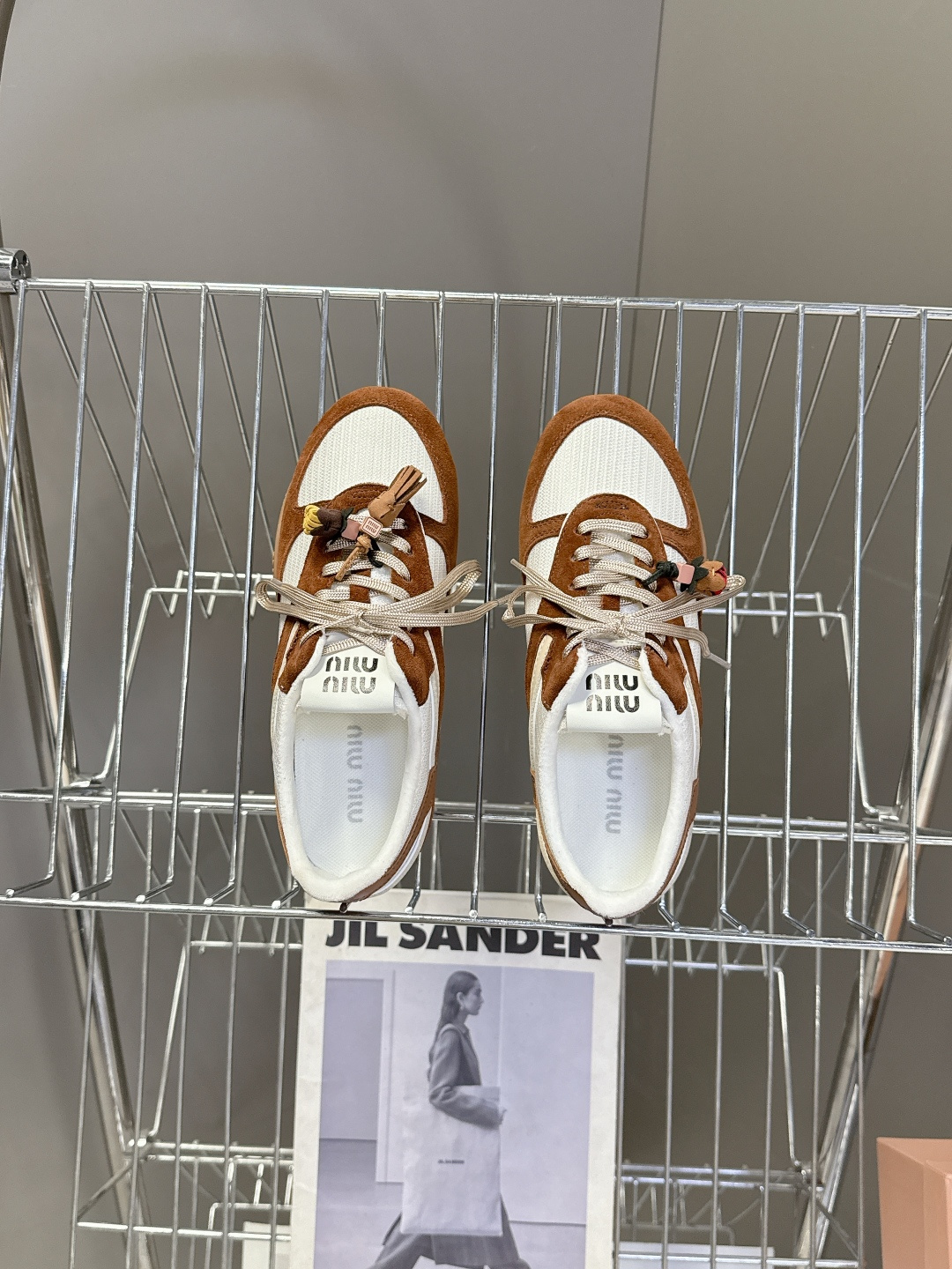 带扣子 MiuMiu缪缪最新走秀款复古休闲鞋 德训鞋官方秀场出镜率最高的单品 超多明星时尚博主种草 mi