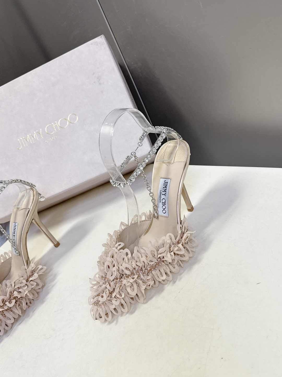 Jimmy Choo吉米周2026春夏最新款水钻链条花瓣高跟凉鞋 这双JC高跟凉鞋堪称红毯级心动单品 立