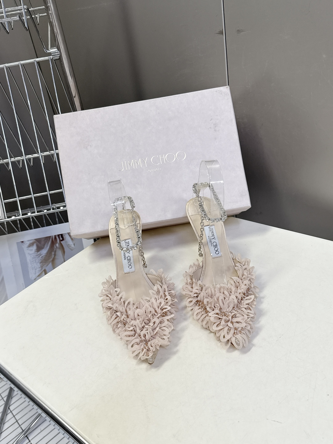 Jimmy Choo吉米周2026春夏最新款水钻链条花瓣高跟凉鞋 这双JC高跟凉鞋堪称红毯级心动单品 立