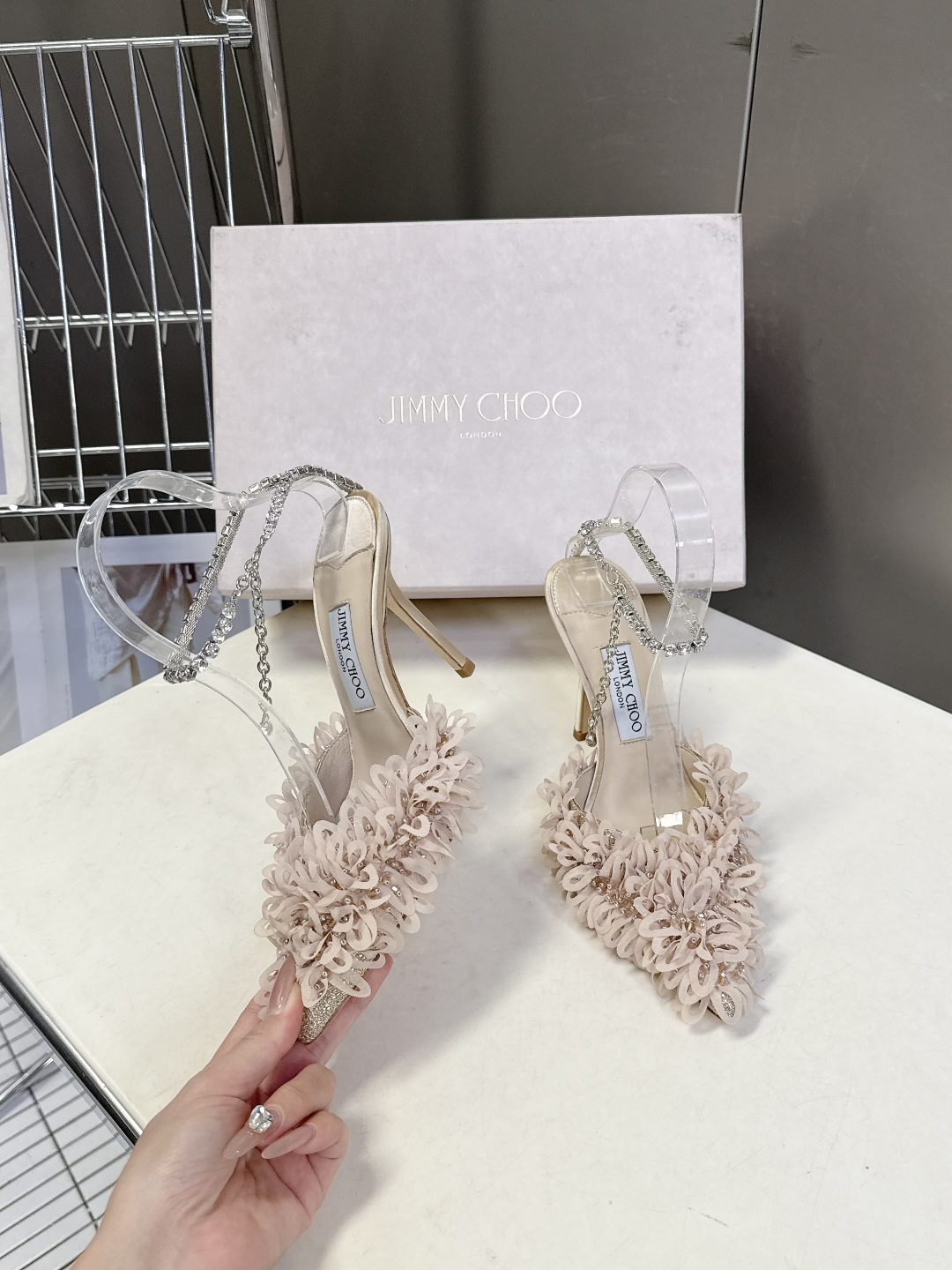 Jimmy Choo吉米周2026春夏最新款水钻链条花瓣高跟凉鞋 这双JC高跟凉鞋堪称红毯级心动单品 立