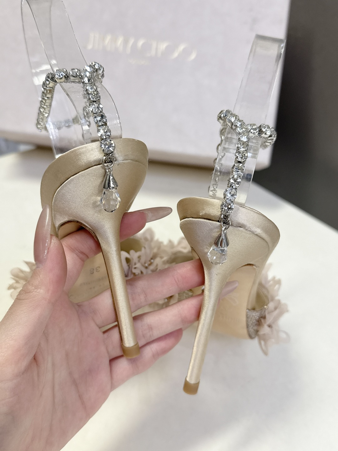 Jimmy Choo吉米周2026春夏最新款水钻链条花瓣高跟凉鞋 这双JC高跟凉鞋堪称红毯级心动单品 立