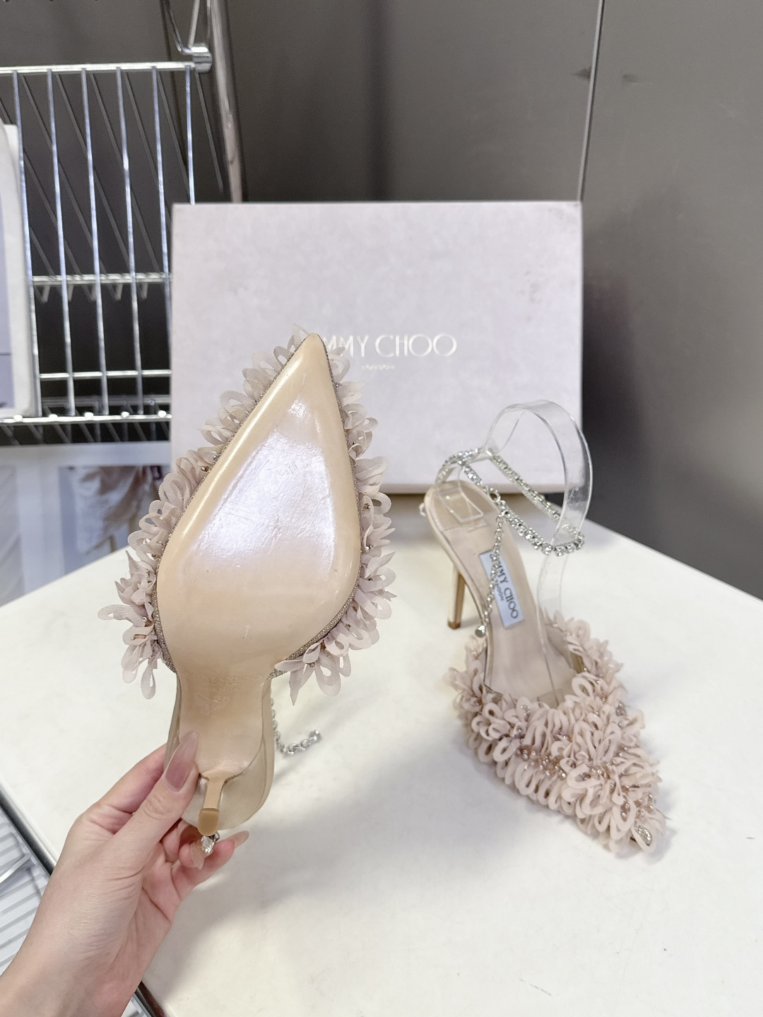 Jimmy Choo吉米周2026春夏最新款水钻链条花瓣高跟凉鞋 这双JC高跟凉鞋堪称红毯级心动单品 立