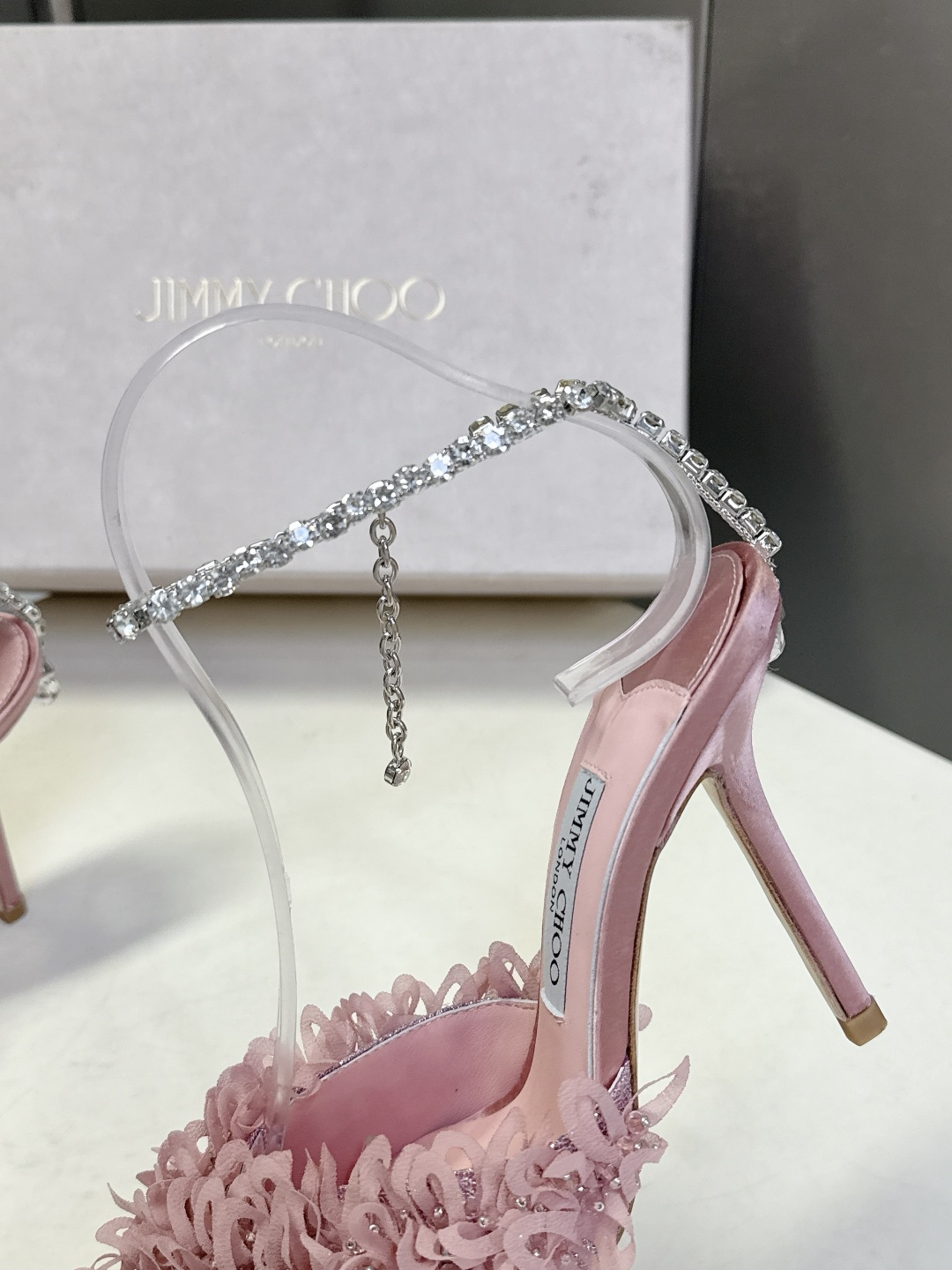 Jimmy Choo吉米周2026春夏最新款水钻链条花瓣高跟凉鞋 这双JC高跟凉鞋堪称红毯级心动单品 立
