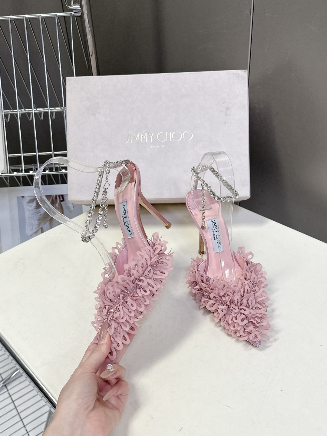 Jimmy Choo吉米周2026春夏最新款水钻链条花瓣高跟凉鞋 这双JC高跟凉鞋堪称红毯级心动单品 立
