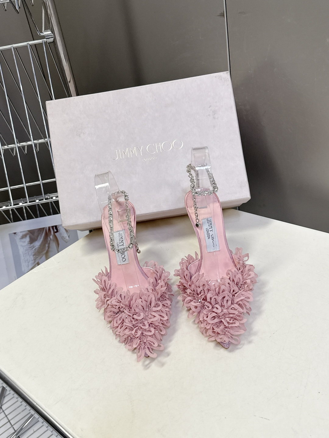 Jimmy Choo吉米周2026春夏最新款水钻链条花瓣高跟凉鞋 这双JC高跟凉鞋堪称红毯级心动单品 立