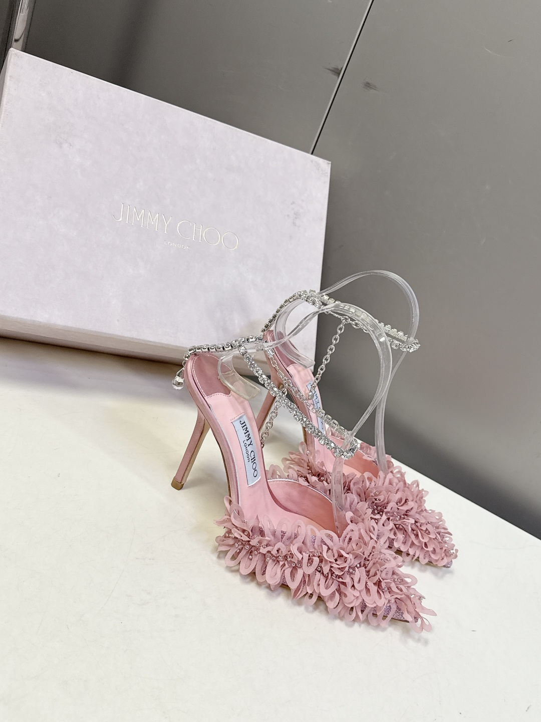 Jimmy Choo吉米周2026春夏最新款水钻链条花瓣高跟凉鞋 这双JC高跟凉鞋堪称红毯级心动单品 立