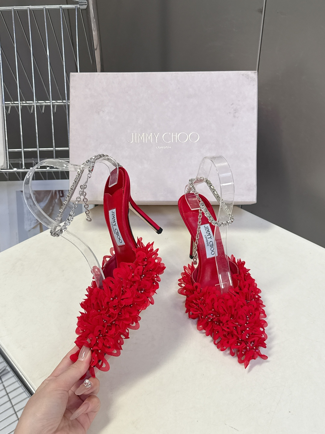 Jimmy Choo吉米周2026春夏最新款水钻链条花瓣高跟凉鞋 这双JC高跟凉鞋堪称红毯级心动单品 立
