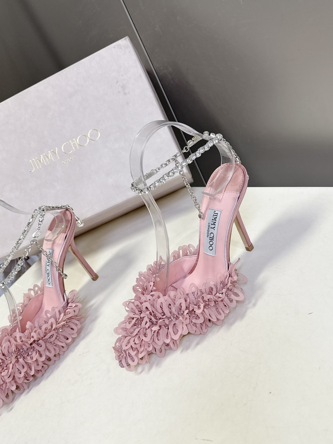 Jimmy Choo吉米周2026春夏最新款水钻链条花瓣高跟凉鞋 这双JC高跟凉鞋堪称红毯级心动单品 立