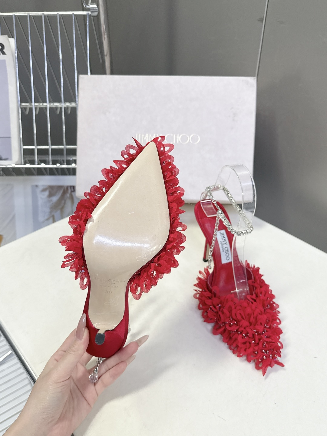 Jimmy Choo吉米周2026春夏最新款水钻链条花瓣高跟凉鞋 这双JC高跟凉鞋堪称红毯级心动单品 立