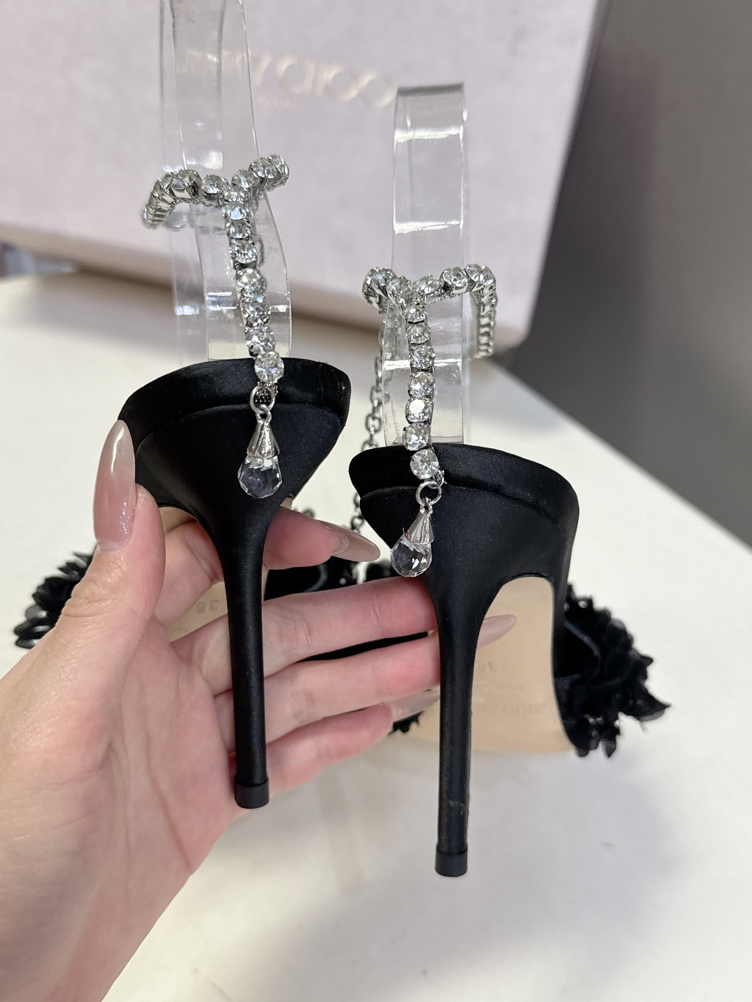 Jimmy Choo吉米周2026春夏最新款水钻链条花瓣高跟凉鞋 这双JC高跟凉鞋堪称红毯级心动单品 立