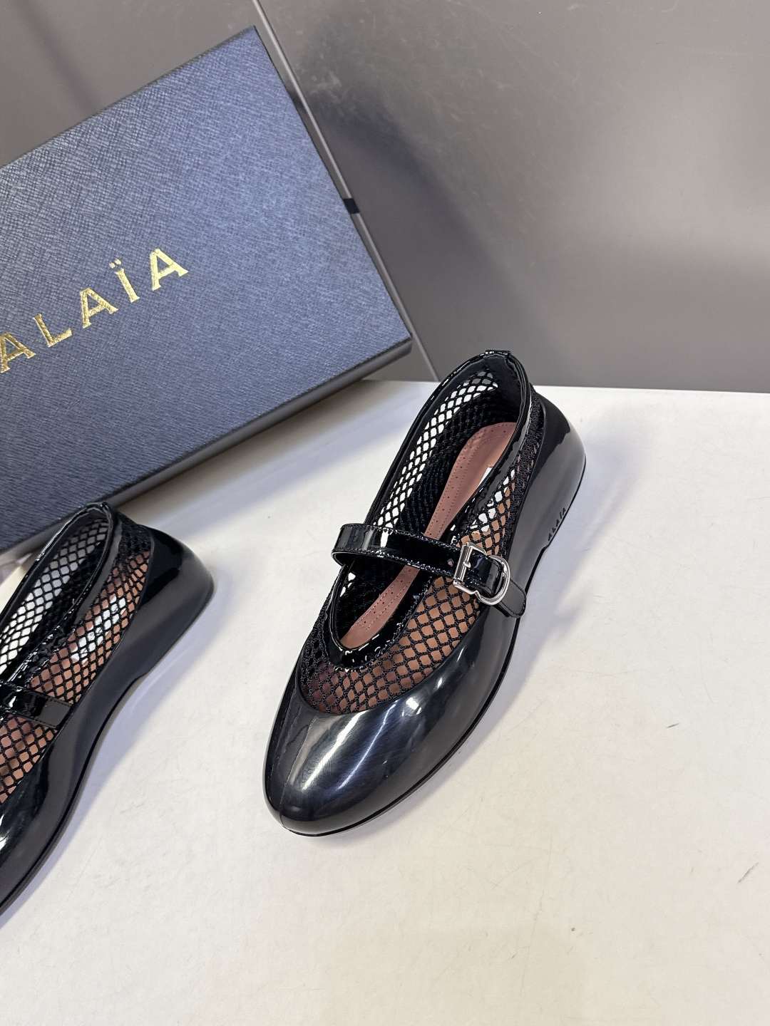 ALAIA 阿莱亚2026春夏最新款鱼网包头凉鞋 芭蕾舞平底跳舞鞋ALAIA品牌源自其创始人，Azzed