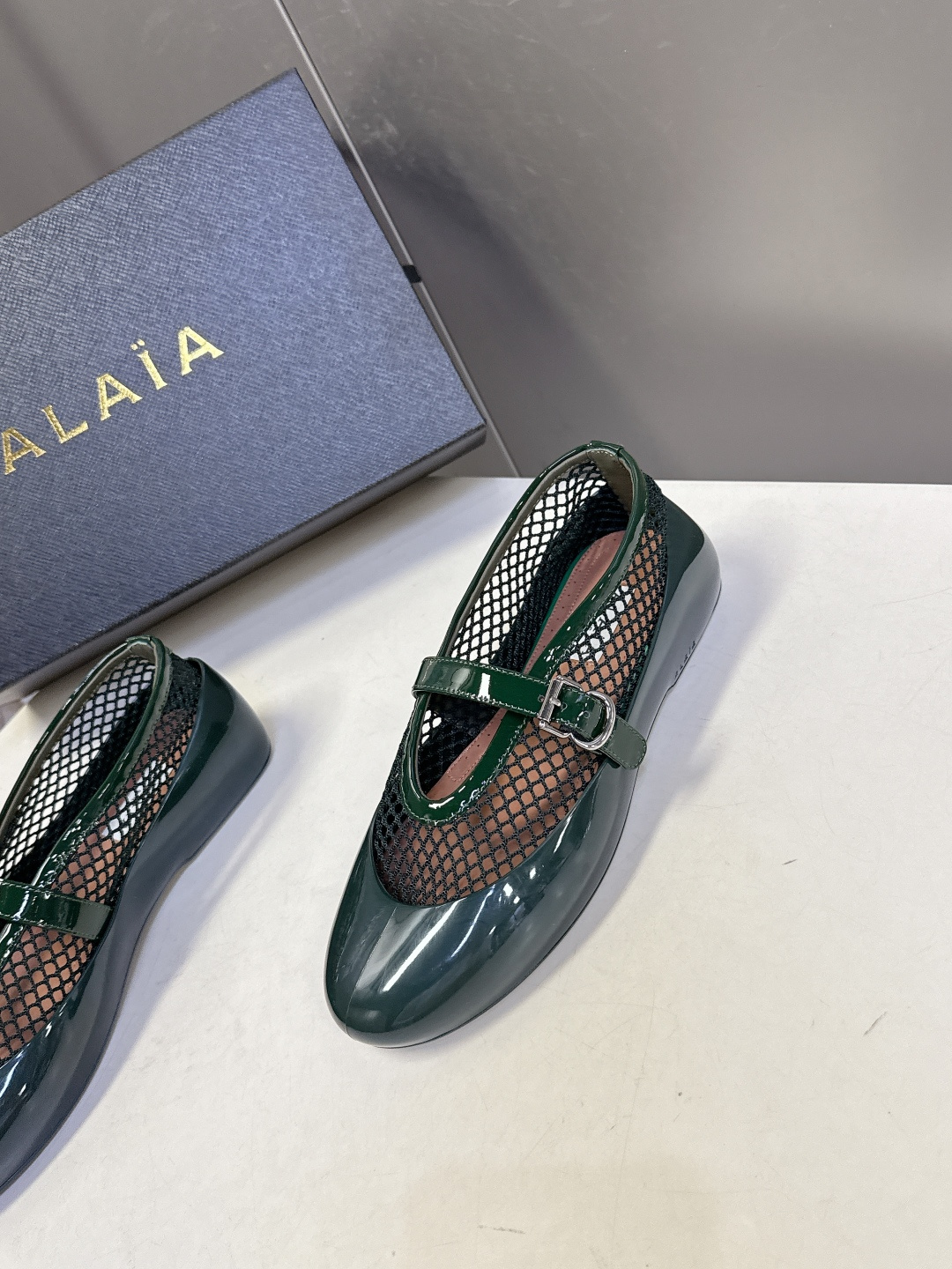 ALAIA 阿莱亚2026春夏最新款鱼网包头凉鞋 芭蕾舞平底跳舞鞋ALAIA品牌源自其创始人，Azzed