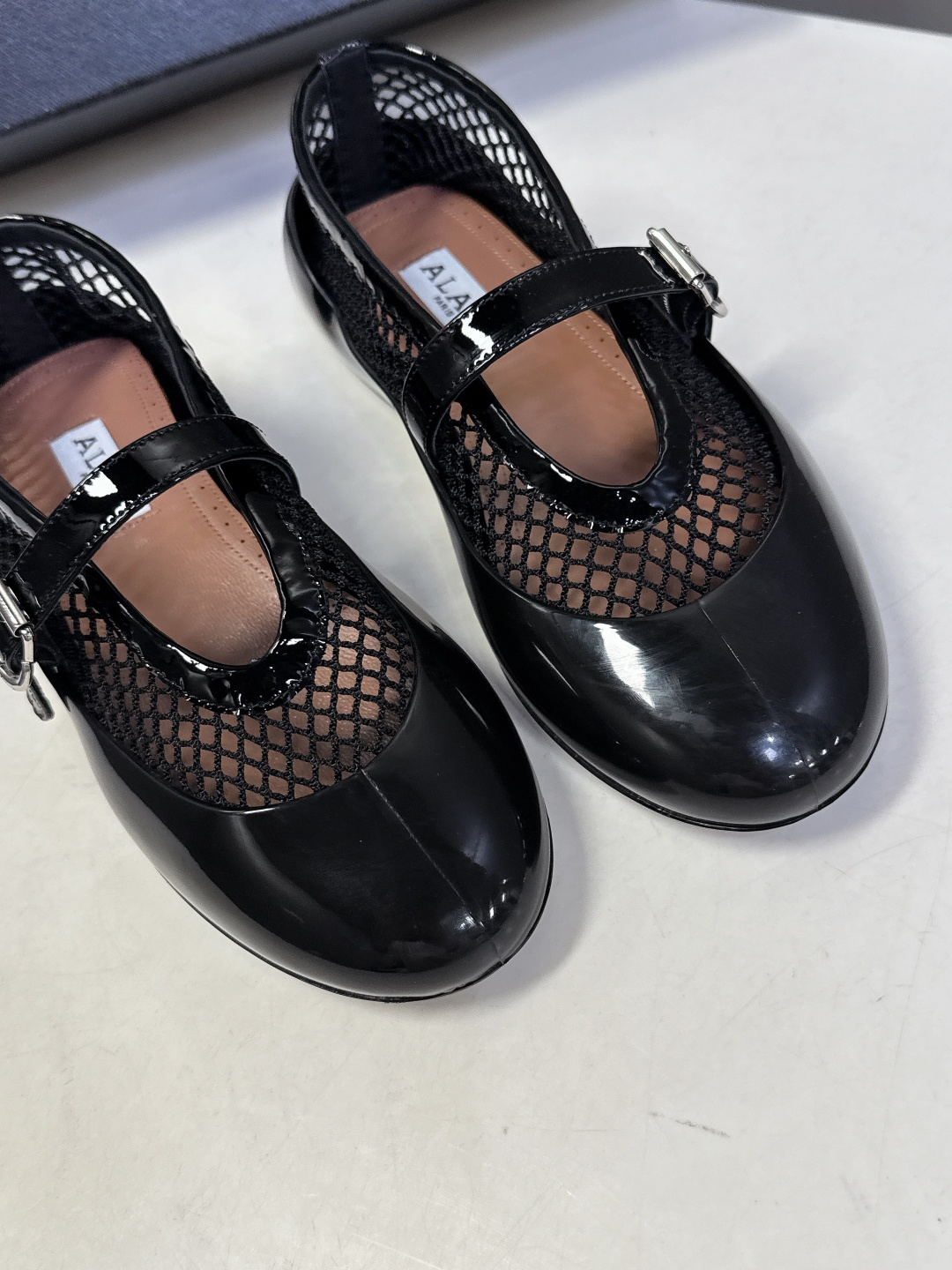 ALAIA 阿莱亚2026春夏最新款鱼网包头凉鞋 芭蕾舞平底跳舞鞋ALAIA品牌源自其创始人，Azzed