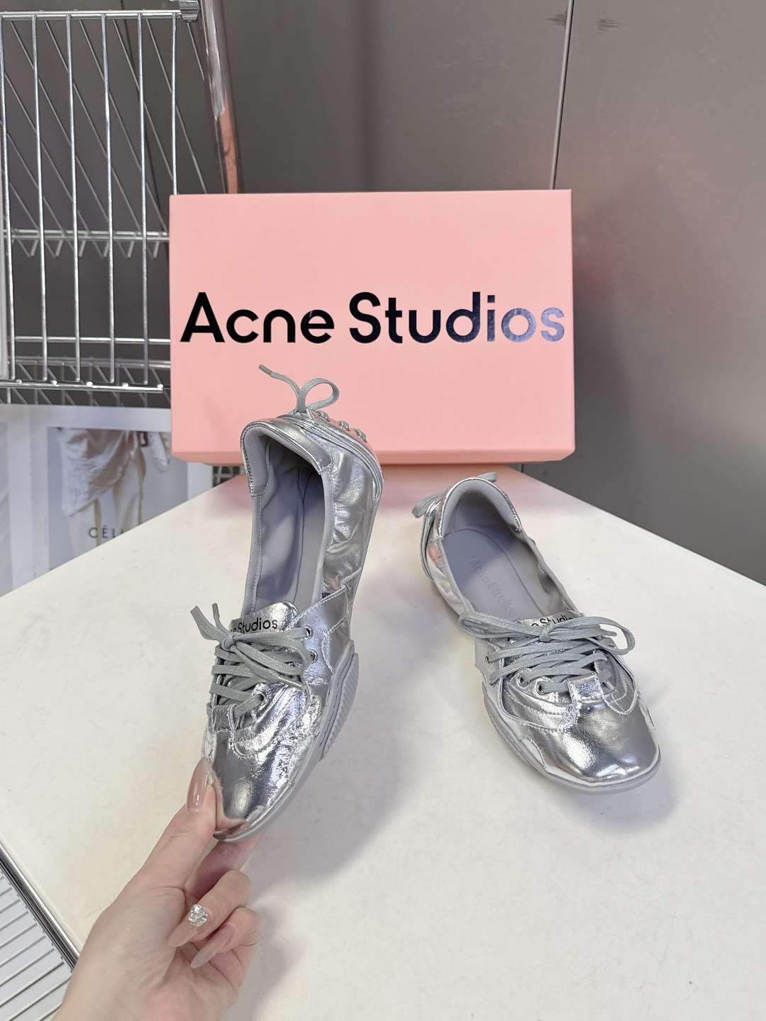 Acne Studios春夏最新款复古芭蕾鞋 超多明星网红种草 重塑经典芭蕾舞鞋轮廓，将芭蕾的浪漫优雅与