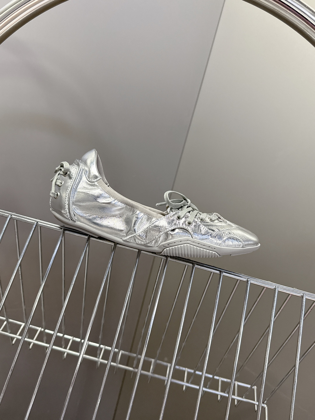 Acne Studios春夏最新款复古芭蕾鞋 超多明星网红种草 重塑经典芭蕾舞鞋轮廓，将芭蕾的浪漫优雅与