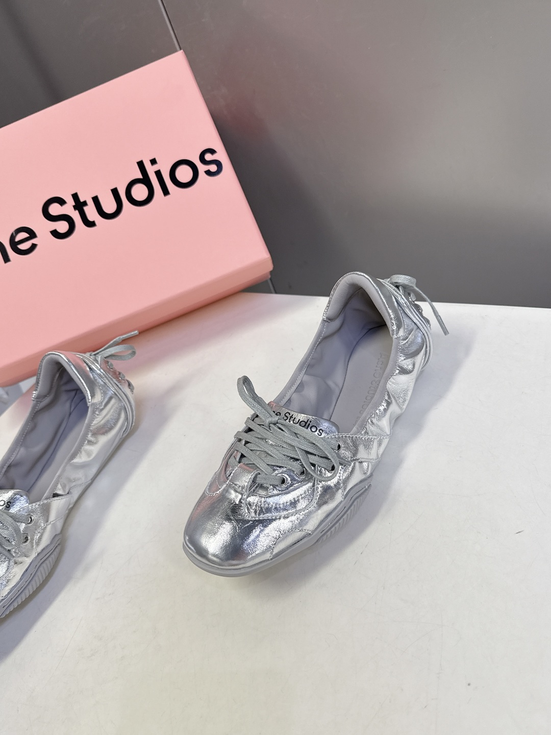 Acne Studios春夏最新款复古芭蕾鞋 超多明星网红种草 重塑经典芭蕾舞鞋轮廓，将芭蕾的浪漫优雅与