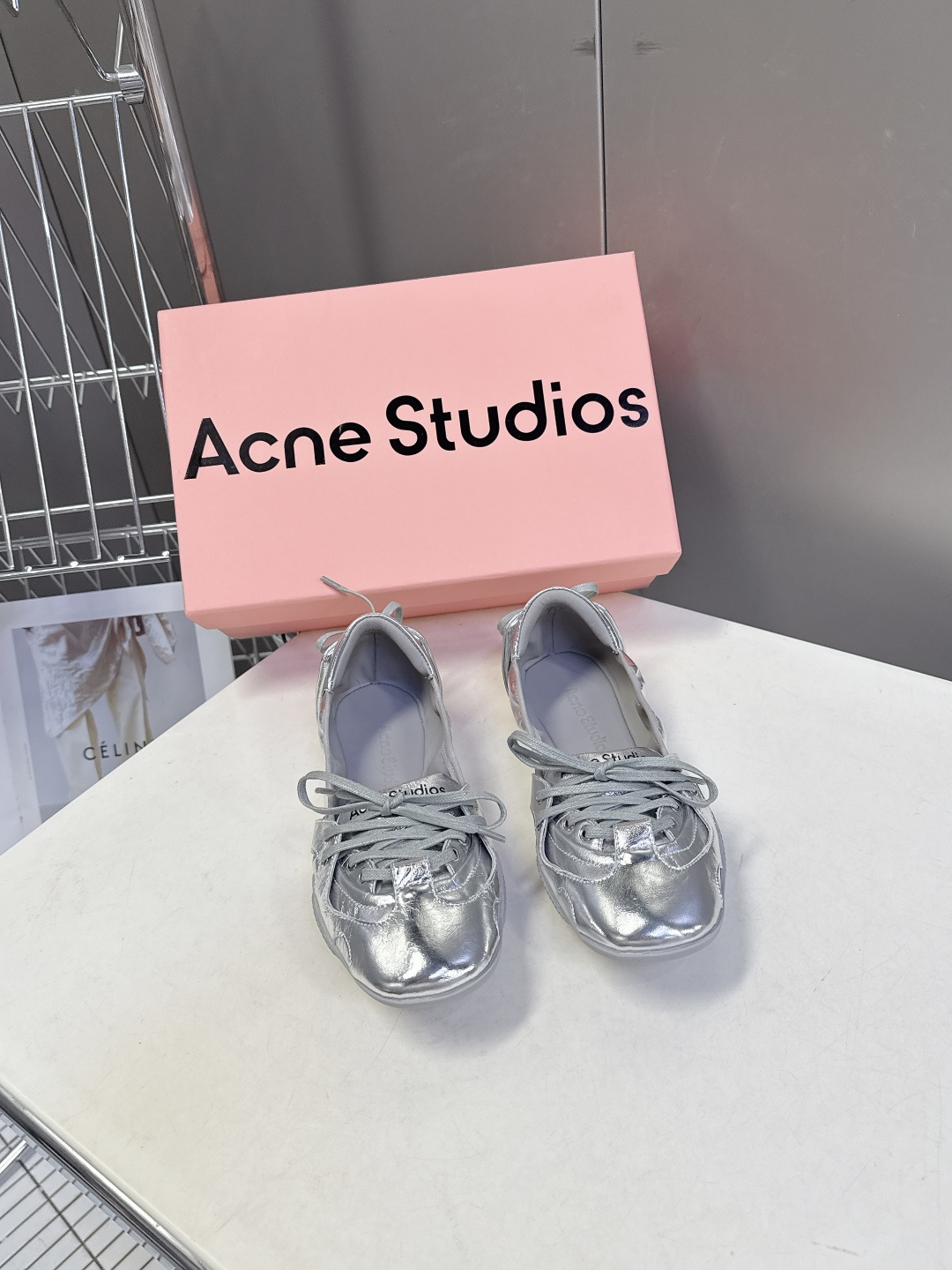 Acne Studios春夏最新款复古芭蕾鞋 超多明星网红种草 重塑经典芭蕾舞鞋轮廓，将芭蕾的浪漫优雅与