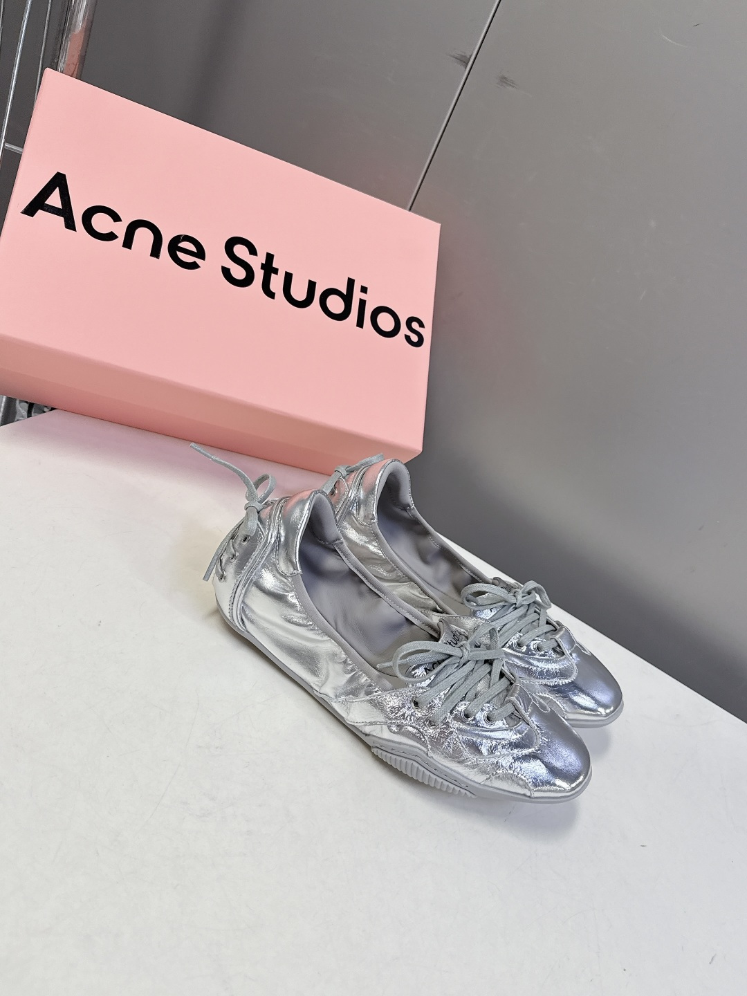 Acne Studios春夏最新款复古芭蕾鞋 超多明星网红种草 重塑经典芭蕾舞鞋轮廓，将芭蕾的浪漫优雅与