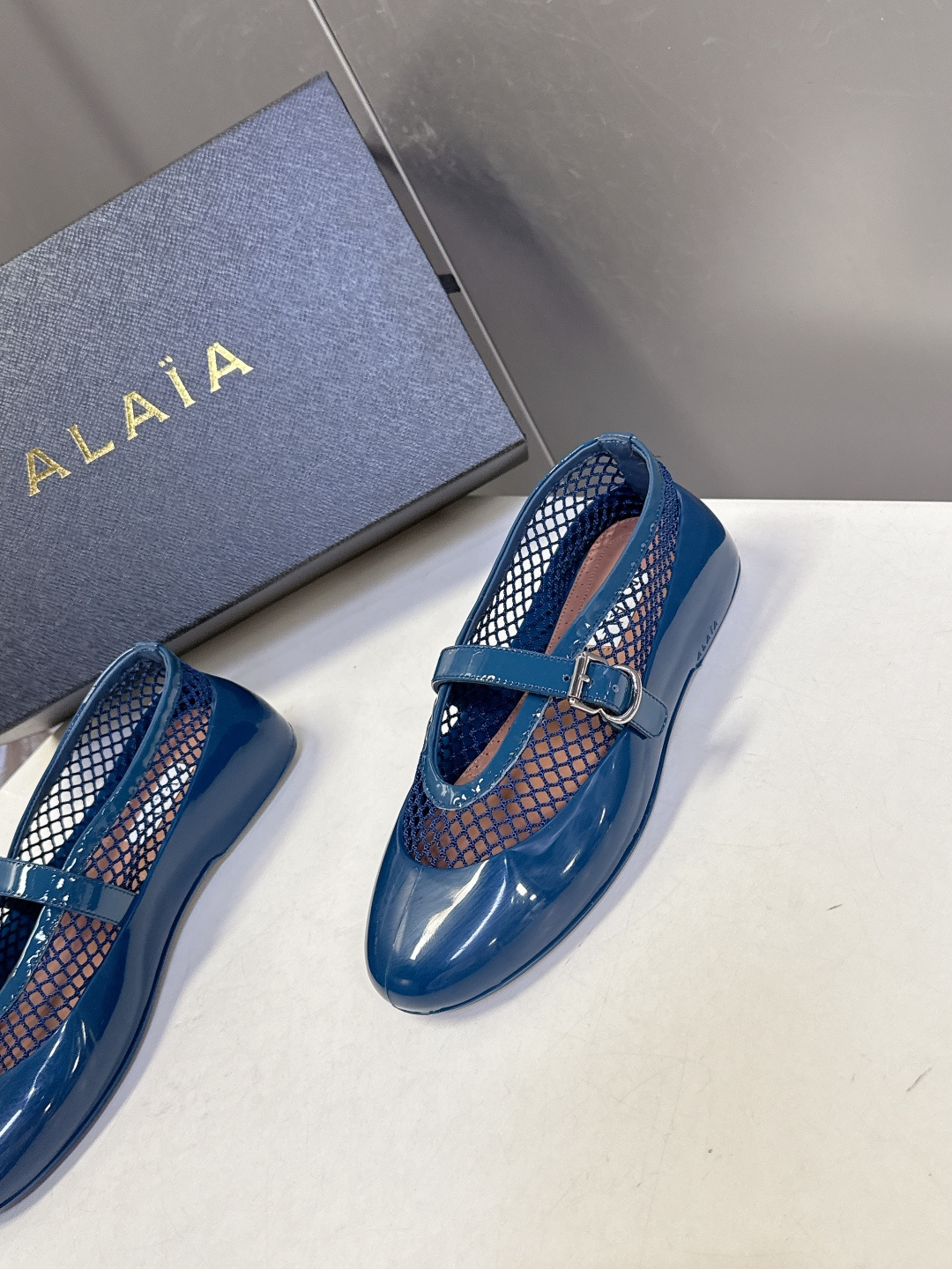 ALAIA 阿莱亚2026春夏最新款鱼网包头凉鞋 芭蕾舞平底跳舞鞋ALAIA品牌源自其创始人，Azzed
