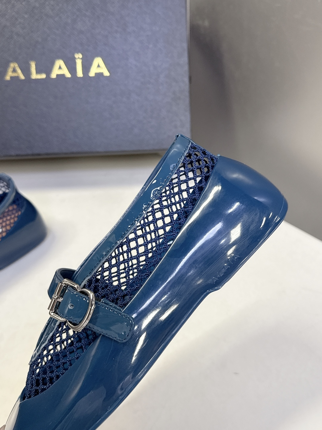ALAIA 阿莱亚2026春夏最新款鱼网包头凉鞋 芭蕾舞平底跳舞鞋ALAIA品牌源自其创始人，Azzed