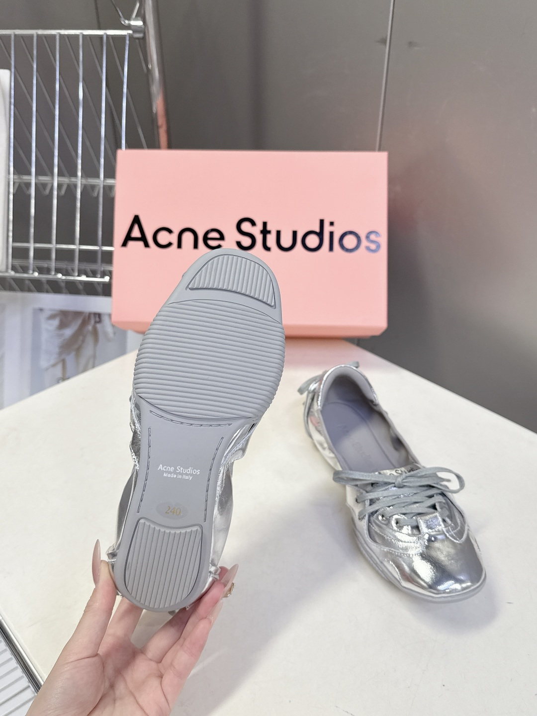 Acne Studios春夏最新款复古芭蕾鞋 超多明星网红种草 重塑经典芭蕾舞鞋轮廓，将芭蕾的浪漫优雅与